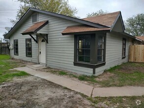 Building Photo - Cute 2/1 duplex with garage/carport