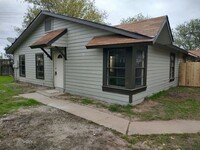 Building Photo - Cute 2/1 duplex with garage/carport