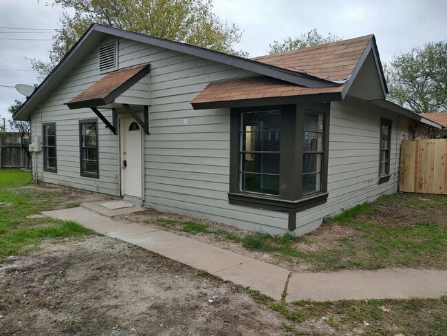 Primary Photo - Cute 2/1 duplex with garage/carport