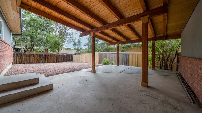 Building Photo - Modernized Mid Century Home Near Broadmoor