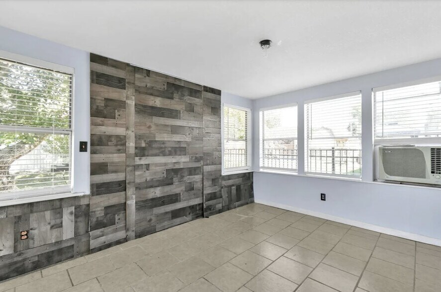 Building Photo - 1049 Sunrise Dr