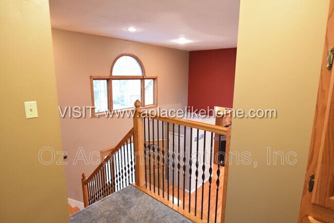 Building Photo - 1140 SW Huntington Rd