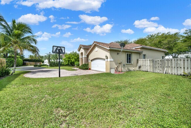 Building Photo - Elegant 4-Bedroom Pool Home in Exclusive G...