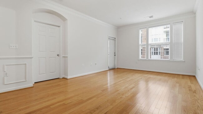 Building Photo - RENOVATED 1 BEDROOM 1 BATH CONDO IN THE COLONNADE IN KENTLANDS