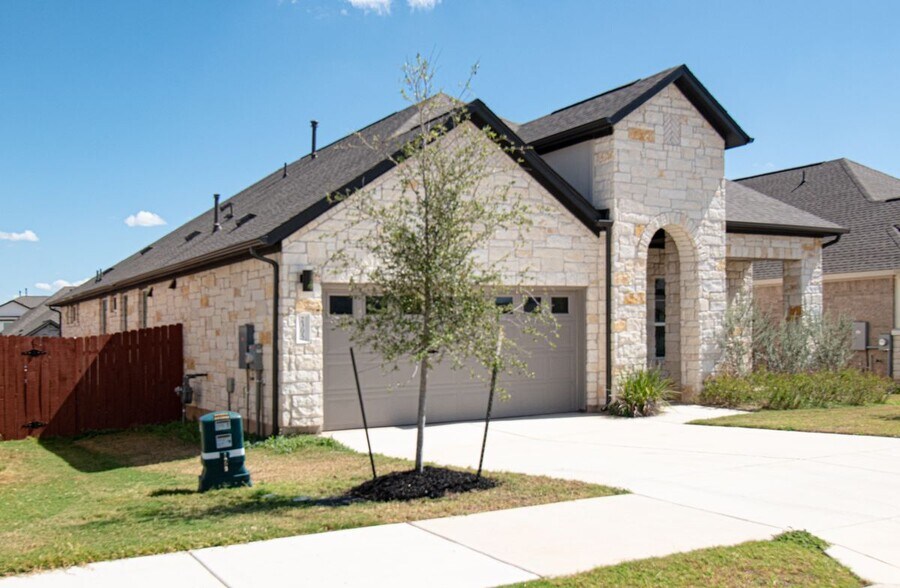 Building Photo - 2305 Banda Bnd