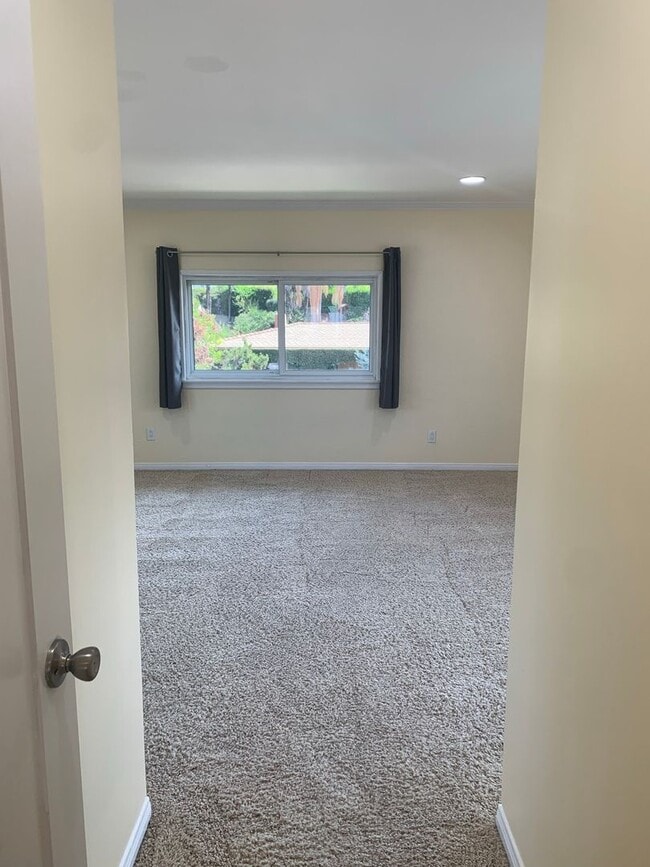 Building Photo - Gorgeous Two Story /Five Bedrooms in Burbank With Fantastic Views!!!