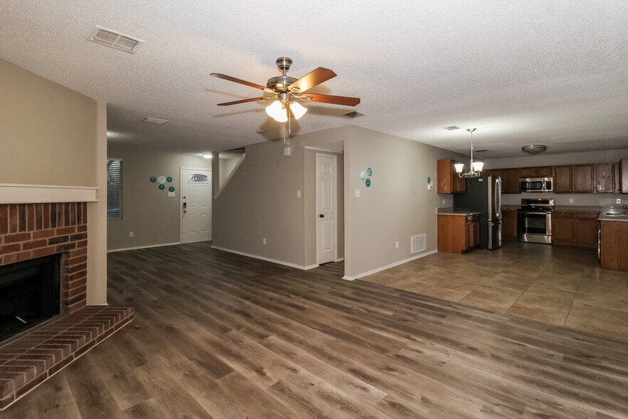 Building Photo - 1808 Lariat Dr