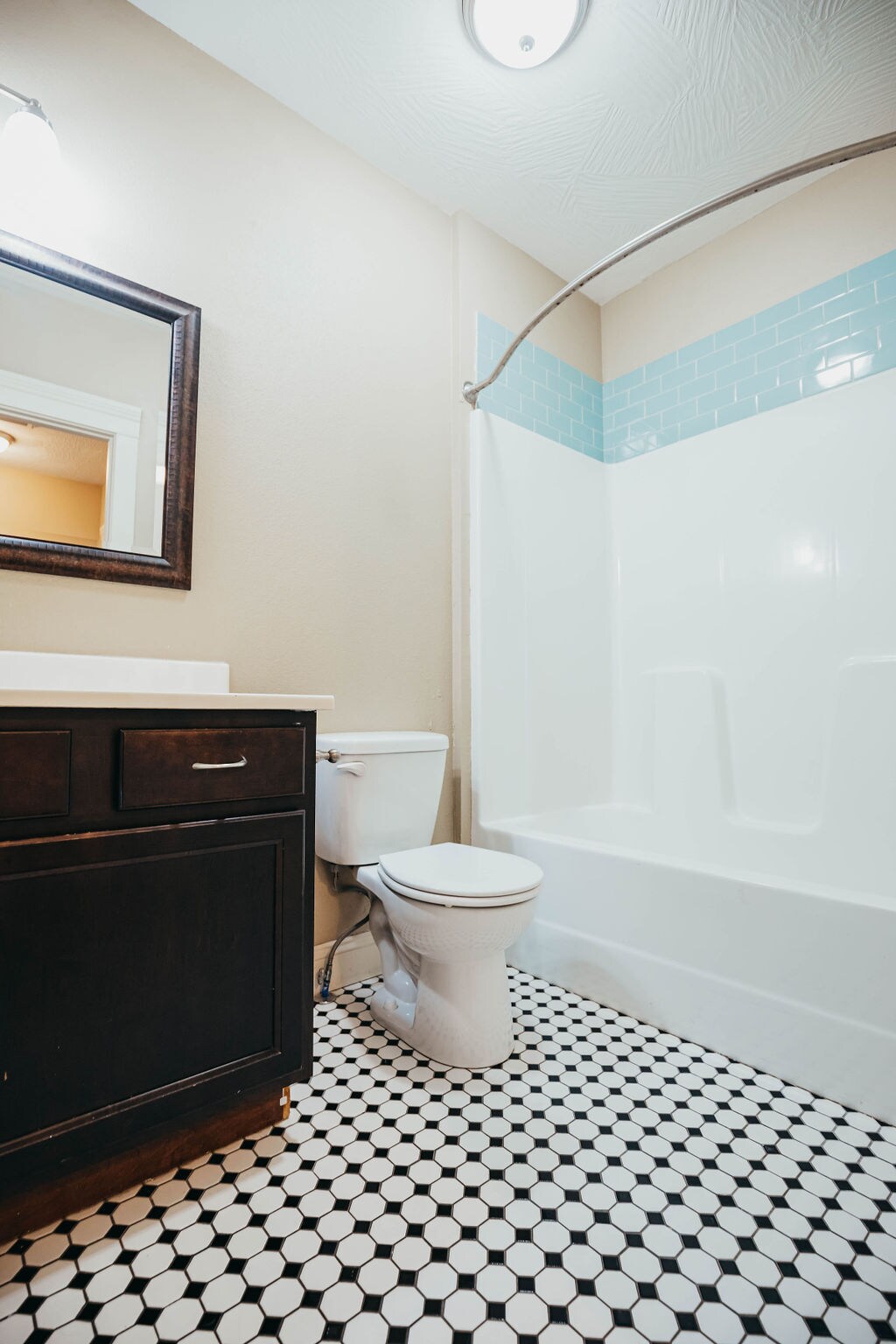 Building Photo - 1046 E Walnut St