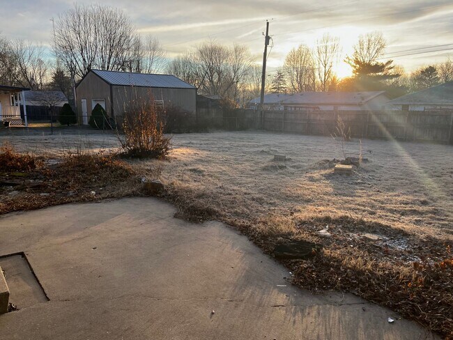 Building Photo - Charming 3 bed/ 2 bath located in nice nei...