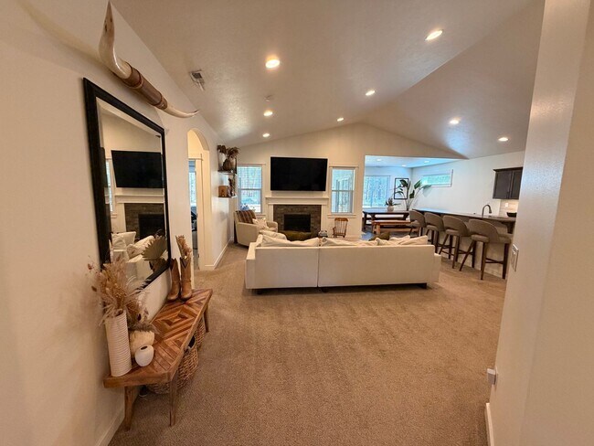 Building Photo - 3 Bed/2 Bath Single Level Home in Sisters! - Backs Up to Deschutes National Forest