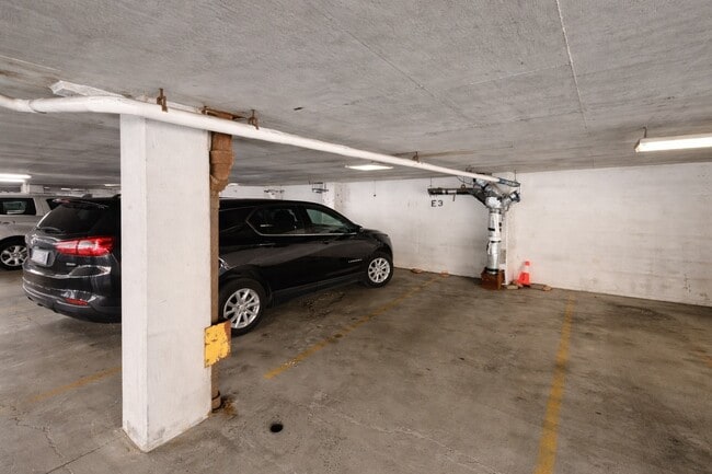 Building Photo - 5320 N Sheridan Rd