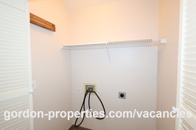 Building Photo - SUMMER SPECIAL: NE Halsey St - Gresham 2 bedroom townhouse with den/office