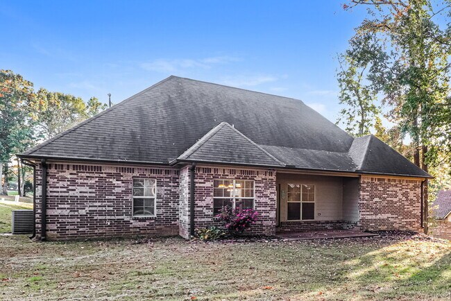 Building Photo - 706 Bending Oak S