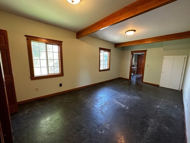 Building Photo - Large Craftsman in the Country