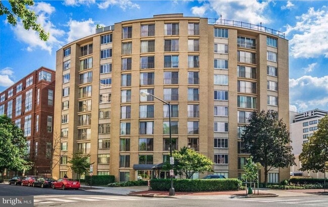 Building Photo - 1239 Vermont Ave NW