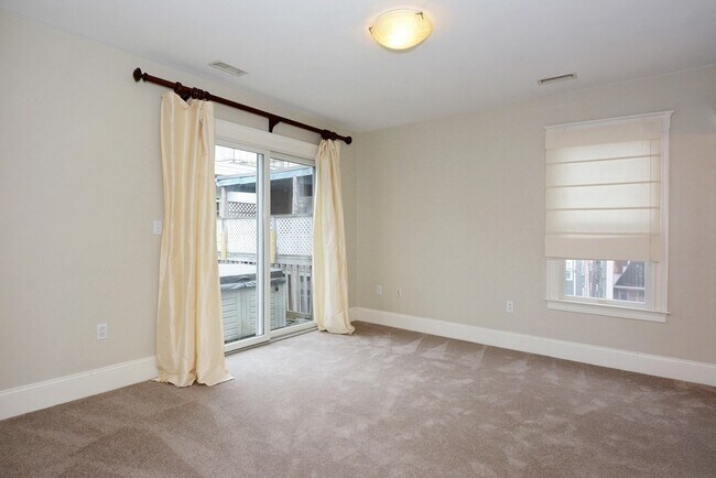 Building Photo - 454 E 8th St