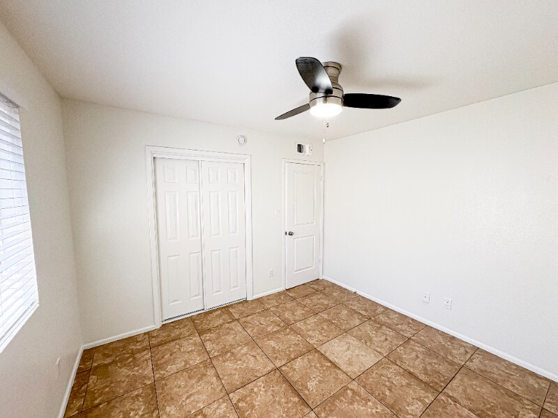 Building Photo - 5105 S La Rosa Dr