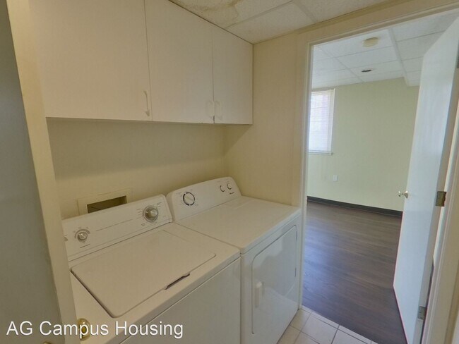 Building Photo - 5 br, 2 bath House - 1993 Onyx St.