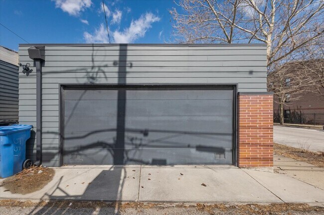 Building Photo - 559 E 50th St