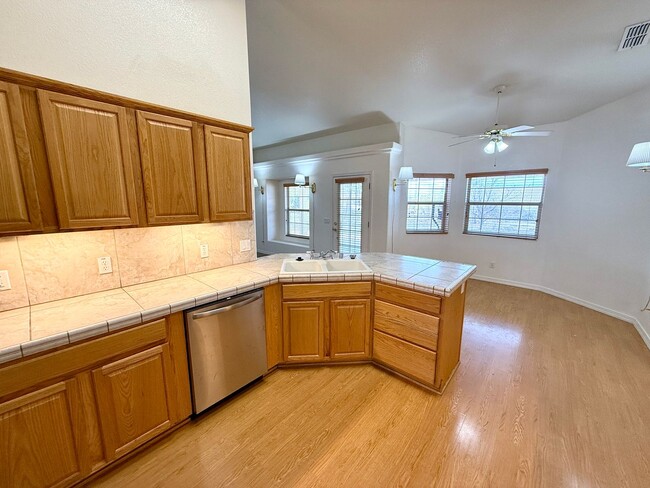 Building Photo - Spacious 3 Bedroom Home in Kingman Foothil...