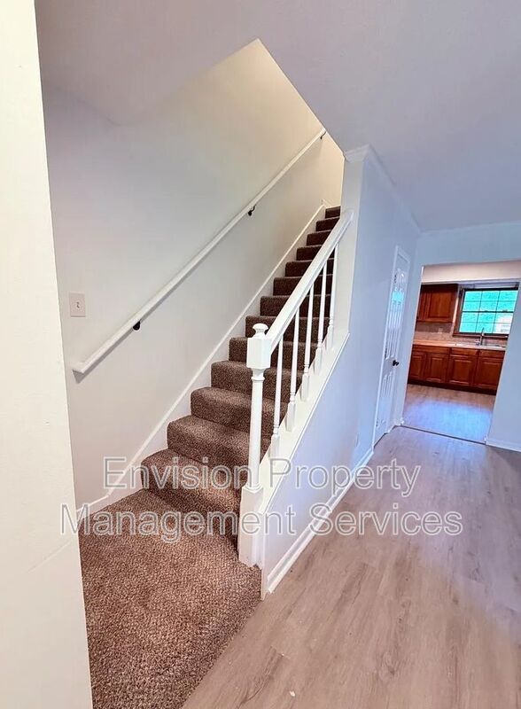 Building Photo - 702 Redland Dr