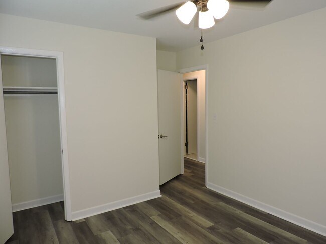Building Photo - Convenient Norttheast location!