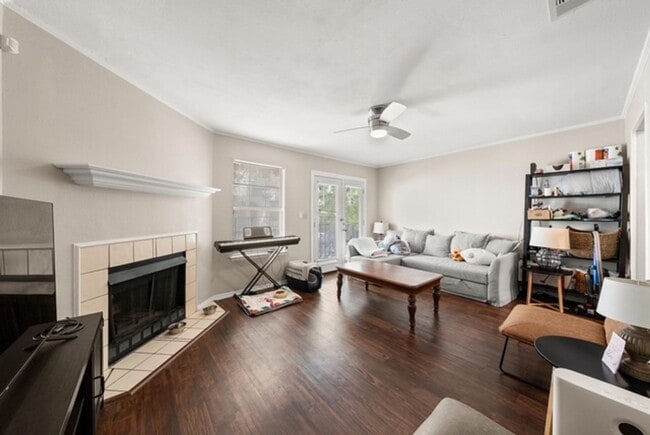 Primary Photo - Tastefully Renovated 3/2.5 Condo Steps fro...