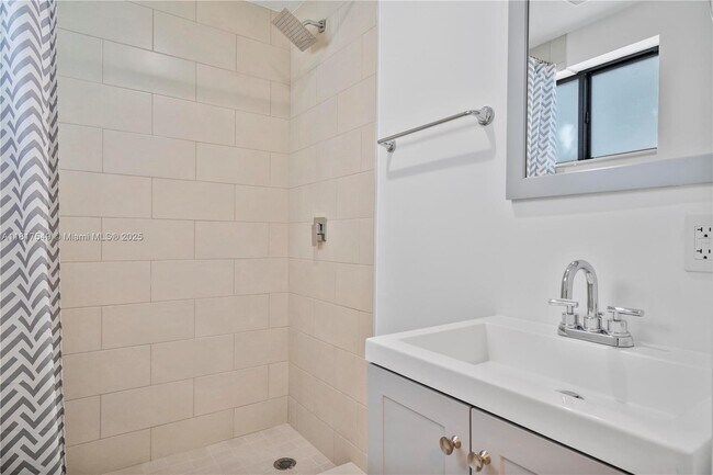 Building Photo - 490 NE 141st St