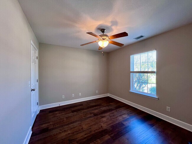 Building Photo - Fantastic 2 bedroom 2 bath townhome