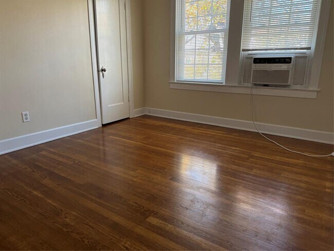 Building Photo - 703 W 35th St