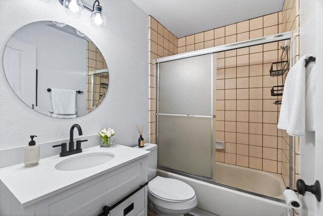 Building Photo - 2 Bedroom Condo for Rent in Redding CA | Pool, Spa, Fireplace, Balcony
