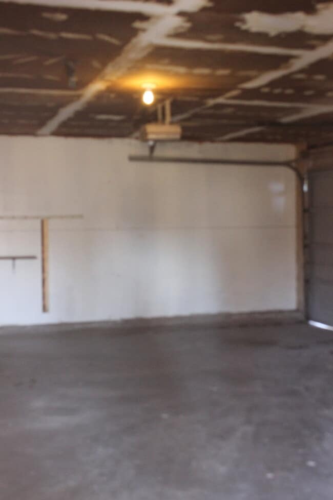 Building Photo - Ready to Move in... Do not miss this house...