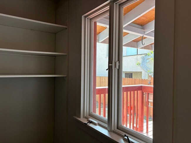 Building Photo - Lovely 2 bedrooms and 1 bathroom beach cottage in San Pedro