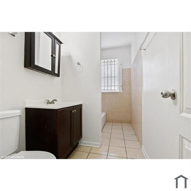 Building Photo - 1140 W 77th St