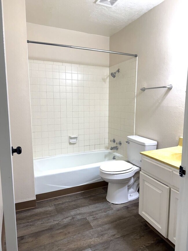 Building Photo - 940 Chelwood Park Blvd NE