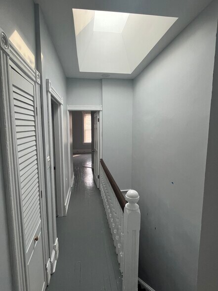 Building Photo - 656 L St NE