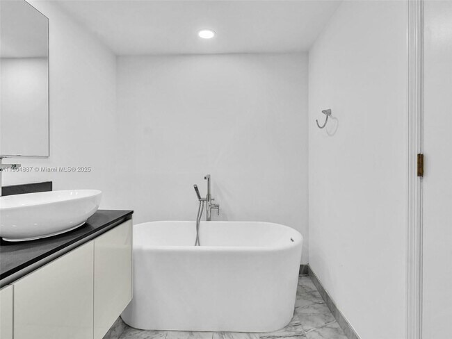 Building Photo - 9821 E Bay Harbor Dr