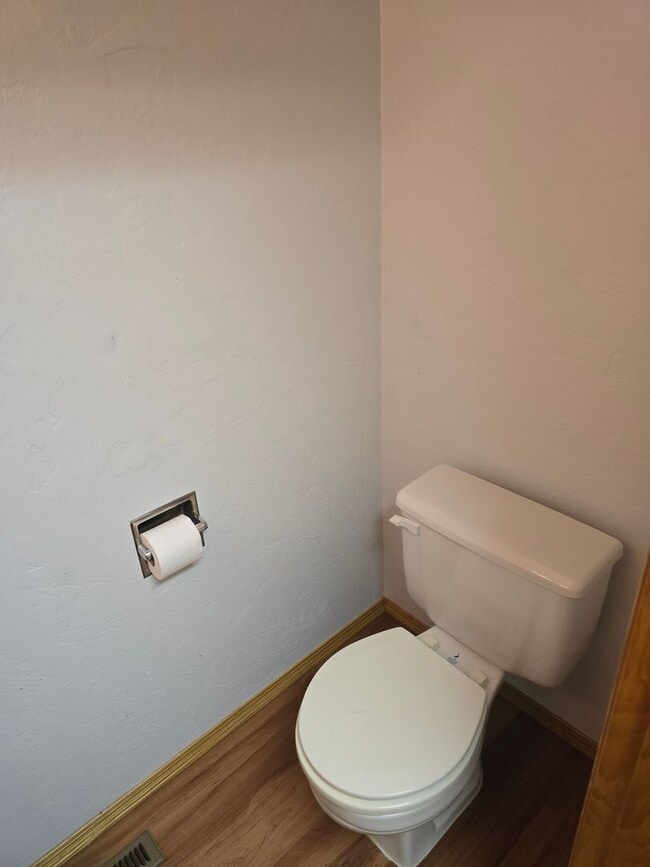 Building Photo - 2 Bedroom in Excellent Location!