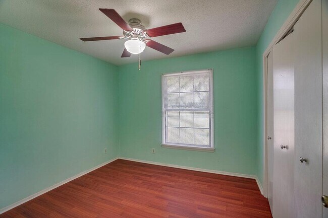 Building Photo - 506 E Palm Valley Blvd