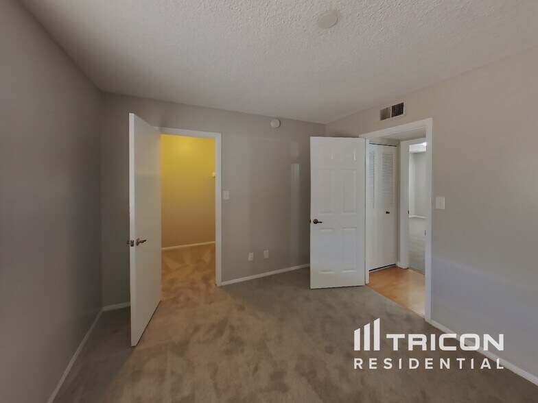 Building Photo - 1824 W Cheyenne Dr