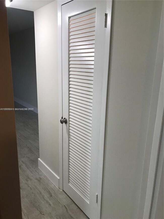 Building Photo - 358 Mansfield I