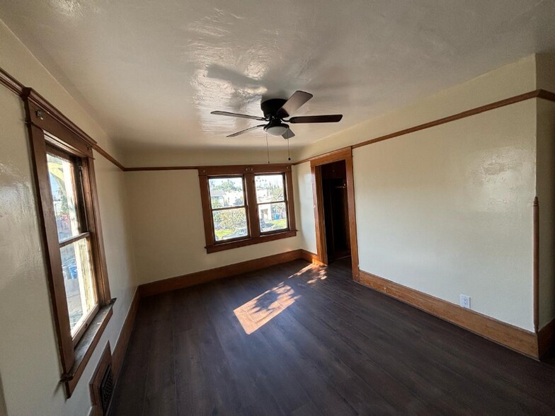 Building Photo - 526 W 49th St