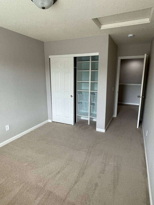 Building Photo - Large Beautiful 4 Bed, 2.5 Bath House!