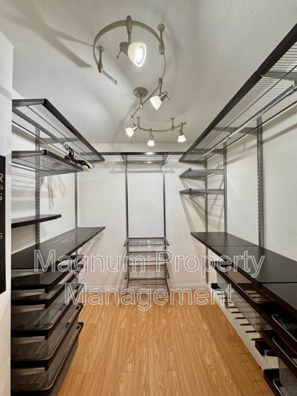 Building Photo - 25483 Blackthorne Dr