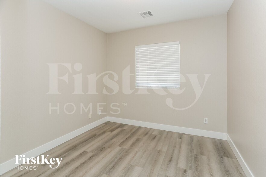 Building Photo - 6834 N Dovecote Ave