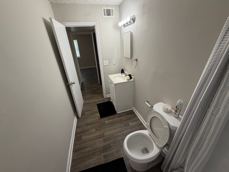 Building Photo - Room in Apartment on Mt Zion Rd