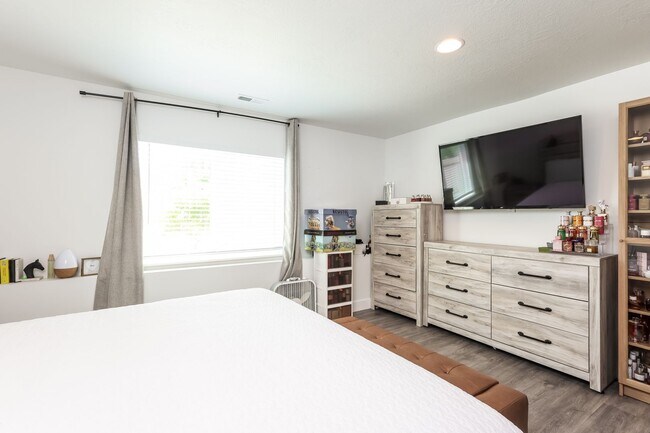 Building Photo - 5 Bedroom/4 Bathroom Lehi