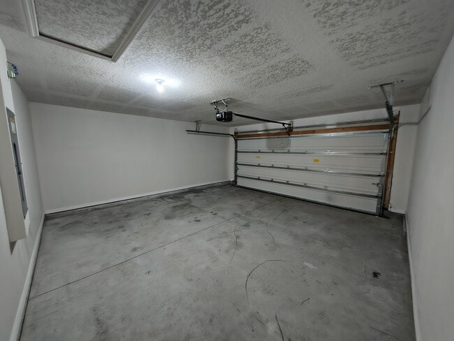 Building Photo - 275 Hyacinth Ct