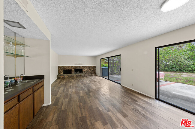 Building Photo - 780 Carriage Cir