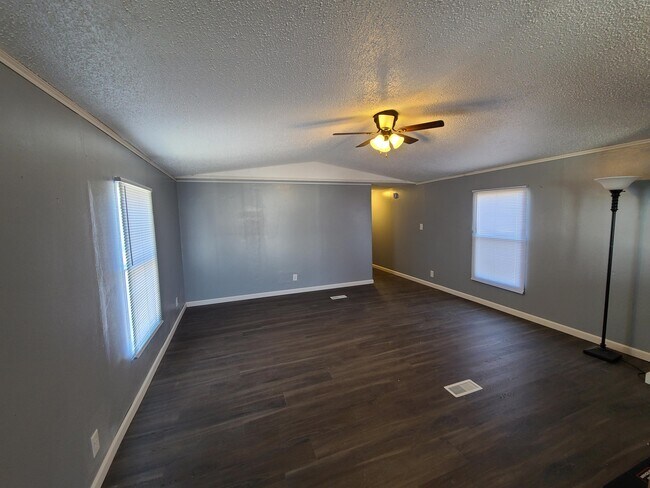 Building Photo - 700 W Ridgeway Ave